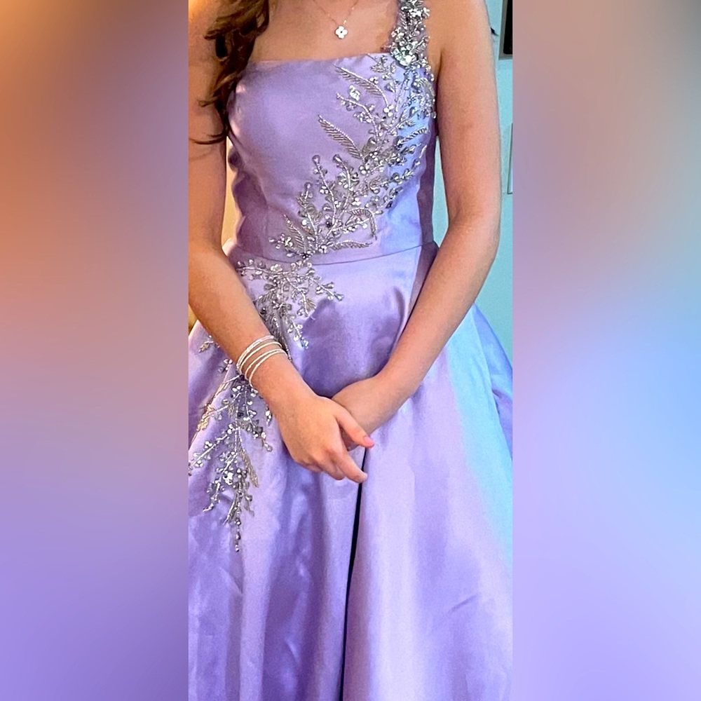 V good like a new just wore one time size 6